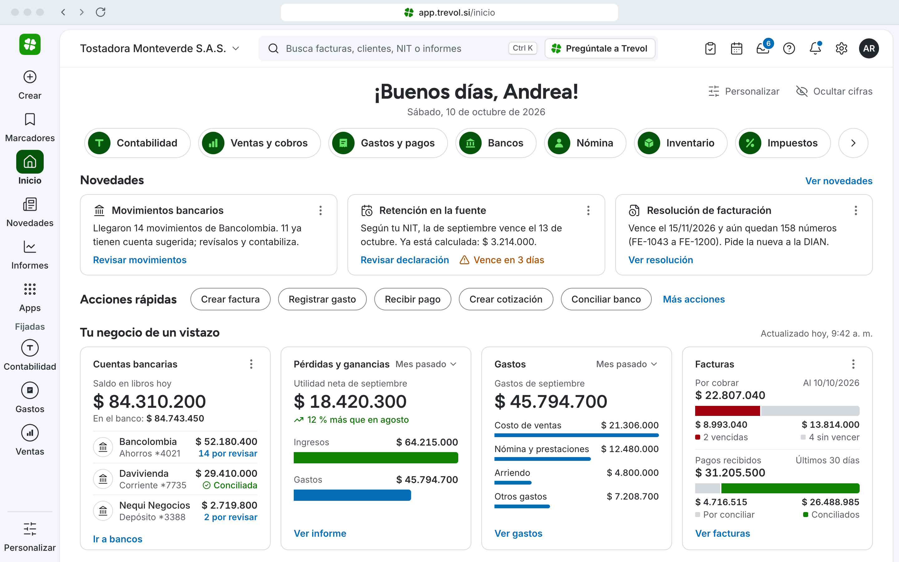 Maqueta de la plataforma Trevol en app.trevol.si/inicio. Barra lateral angosta de íconos con etiqueta y el ícono de app arriba; buscador grande con «Pregúntale a Trevol»; saludo «¡Buenos días, Andrea!»; píldoras de módulos con círculos Selva; tres novedades (movimientos bancarios, retención en la fuente y resolución de facturación); acciones rápidas; y cuatro tarjetas de un vistazo: cuentas bancarias, pérdidas y ganancias, gastos y facturas por cobrar. Tostadora Monteverde S.A.S., datos de ejemplo.